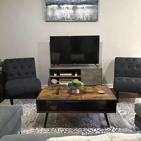 Townhouse In Uptown King Bed-wi-fi-full Kitchen- Washer & Dryer