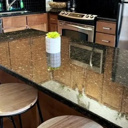 Townhouse In Uptown King Bed-wi-fi-full Kitchen- Washer & Dryer Apartment *