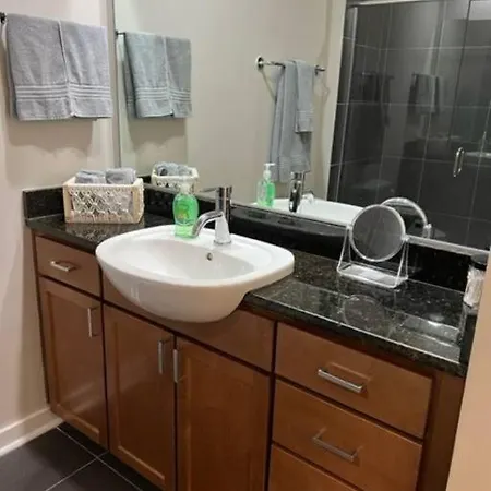 Townhouse In Uptown King Bed-wi-fi-full Kitchen- Washer & Dryer Apartment