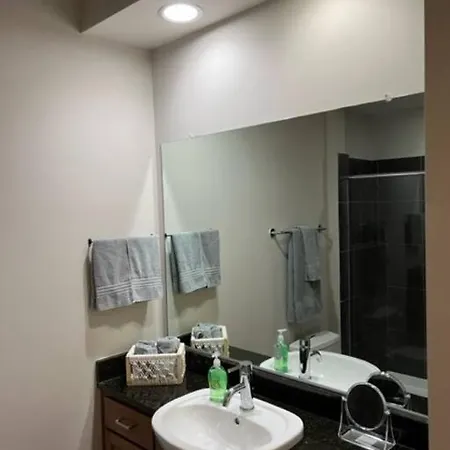 Townhouse In Uptown King Bed-wi-fi-full Kitchen- Washer & Dryer Apartment *