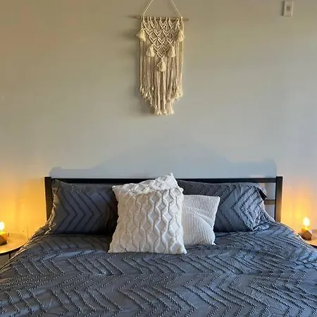 Apartment Townhouse In Uptown King Bed-wi-fi-full Kitchen- Washer & Dryer