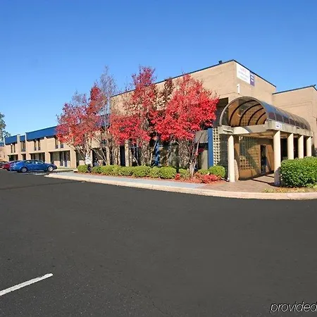 Econo Airport Near Billy Graham Parkway 2*