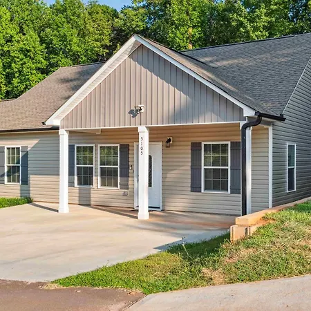 Serenity 12min From Uptown & Spectrum Ctr Holiday home *