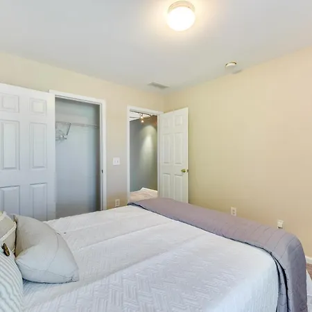 Townhome W/ Deck: 18 Mi To Downtown!