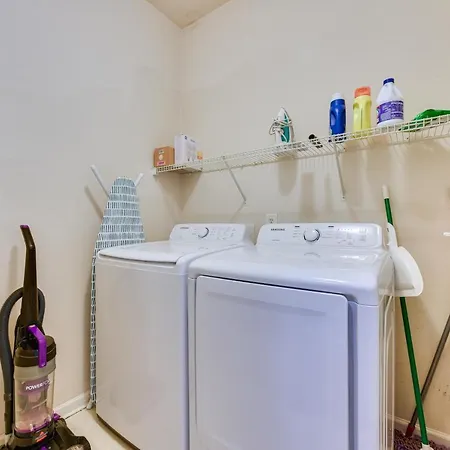 Townhome W/ Deck: 18 Mi To Downtown! Holiday home *