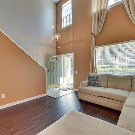 Townhome W/ Deck: 18 Mi To Downtown! Holiday home *