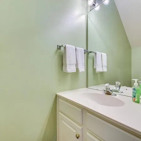 Townhome W/ Deck: 18 Mi To Downtown! * Charlotte