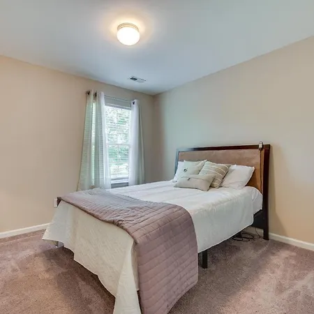 Townhome W/ Deck: 18 Mi To Downtown!