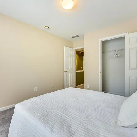 Holiday home Townhome W/ Deck: 18 Mi To Downtown!