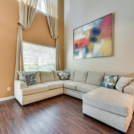 Townhome W/ Deck: 18 Mi To Downtown! Holiday home Charlotte