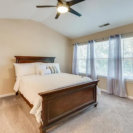 Holiday home Townhome W/ Deck: 18 Mi To Downtown! Charlotte