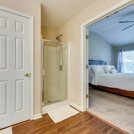 Townhome W/ Deck: 18 Mi To Downtown! Holiday home *