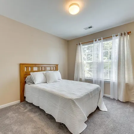 Townhome W/ Deck: 18 Mi To Downtown! Holiday home *