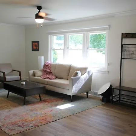 Quiet 1 Story W/ Dedicated Office Holiday home