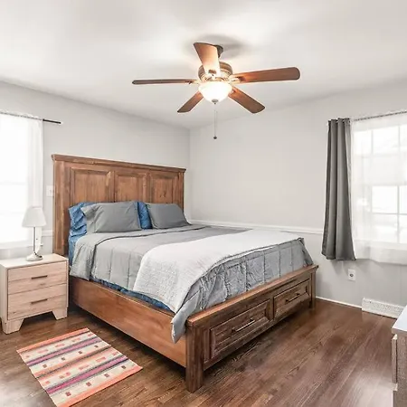 Spotless 4br Near Clt Uptown, Fast Wi-fi Apartment Charlotte