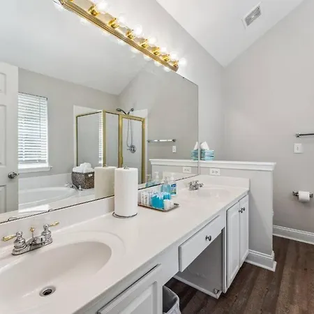 Your Away From - 5 Brs-7 Beds, 3 Baths Holiday home *