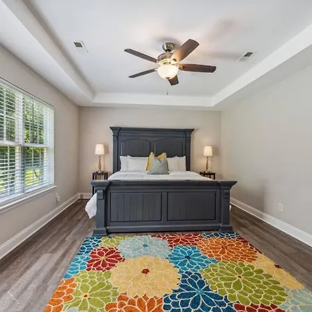 Your Away From - 5 Brs-7 Beds, 3 Baths Holiday home *
