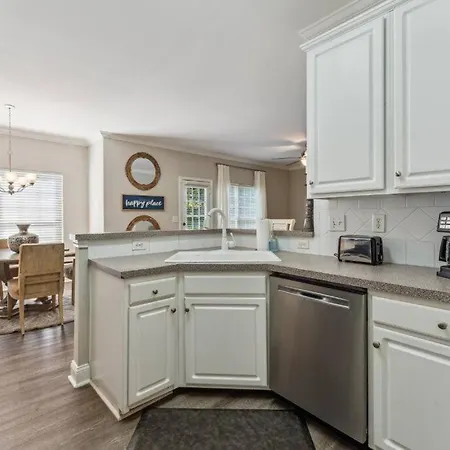 Your Away From - 5 Brs-7 Beds, 3 Baths Charlotte