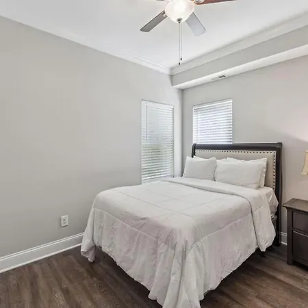 Your Away From - 5 Brs-7 Beds, 3 Baths Charlotte