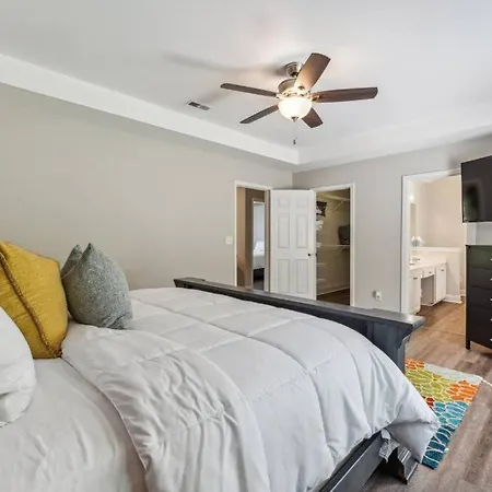 Your Away From - 5 Brs-7 Beds, 3 Baths Charlotte