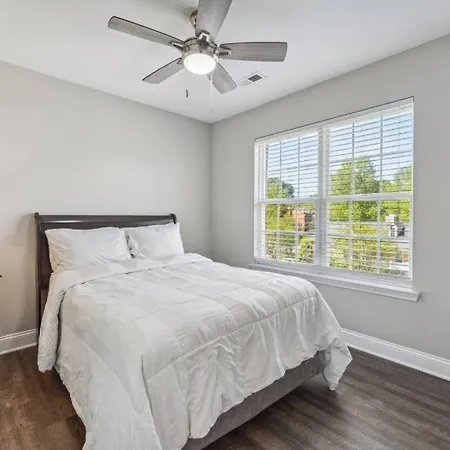Your Away From - 5 Brs-7 Beds, 3 Baths Holiday home
