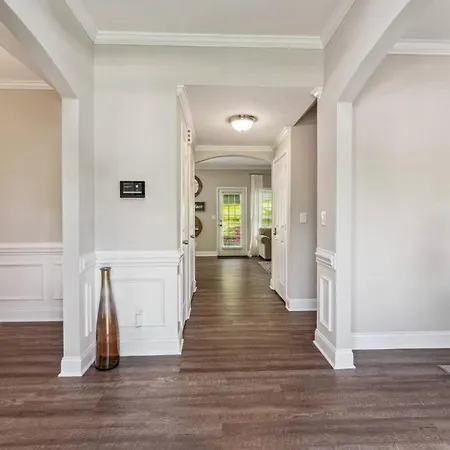 Your Away From - 5 Brs-7 Beds, 3 Baths *