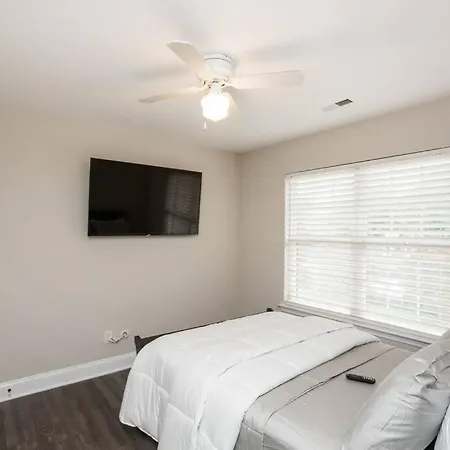 Holiday home Your Away From - 5 Brs-7 Beds, 3 Baths *