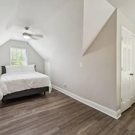 Your Away From - 5 Brs-7 Beds, 3 Baths Charlotte