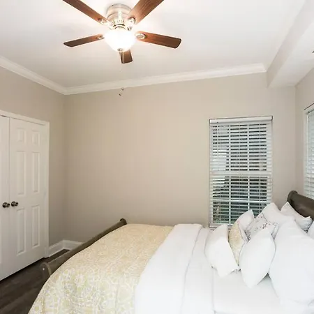 Your Away From - 5 Brs-7 Beds, 3 Baths Holiday home *