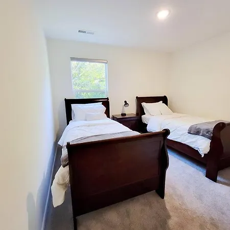 Enjoy Uptown At Modern 3 Bedroom House Near Airport *