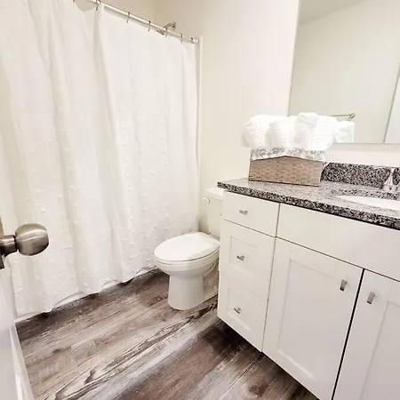 Enjoy Uptown At Modern 3 Bedroom House Near Airport Holiday home