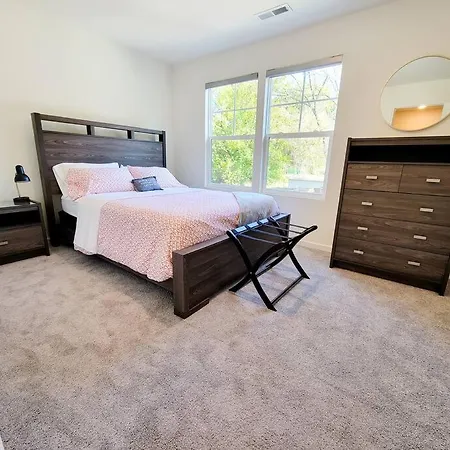Enjoy Uptown At Modern 3 Bedroom House Near Airport Holiday home *