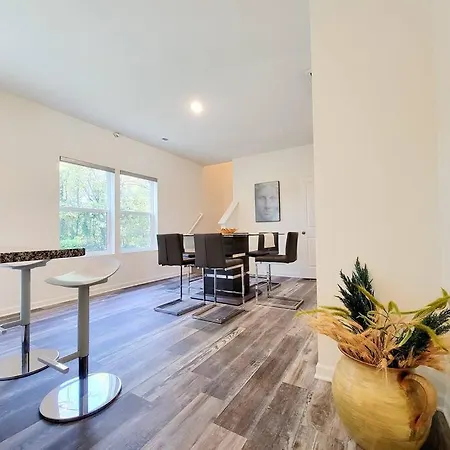 Holiday home Enjoy Uptown At Modern 3 Bedroom House Near Airport