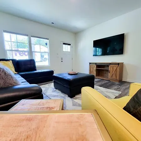 Holiday home Enjoy Uptown At Modern 3 Bedroom House Near Airport *