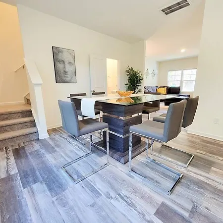 Enjoy Uptown At Modern 3 Bedroom House Near Airport *