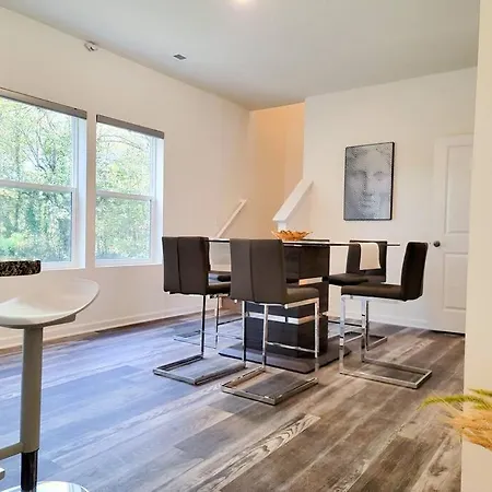 Enjoy Uptown At Modern 3 Bedroom House Near Airport Holiday home *