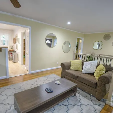 Cozy Vacation House Near Uptown Holiday home *