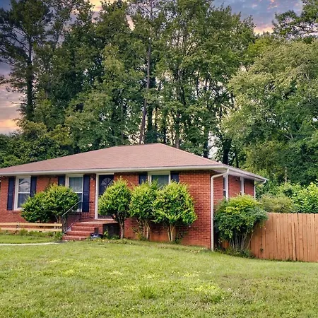 Cozy Vacation House Near Uptown Holiday home