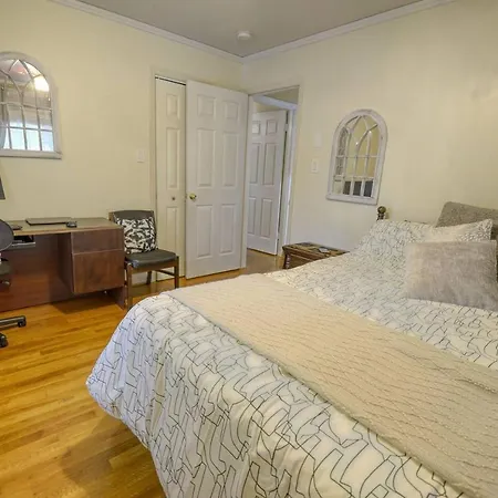 Holiday home Cozy Vacation House Near Uptown