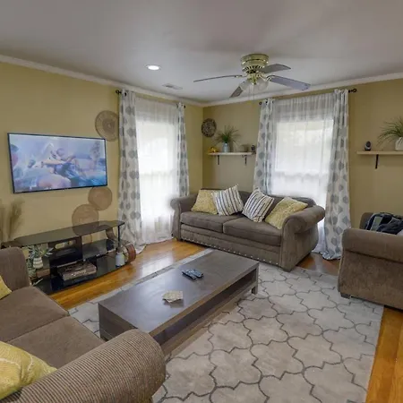Cozy Vacation House Near Uptown Holiday home *