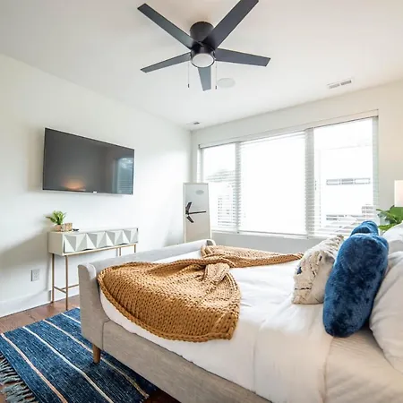 Holiday home 4story Luxury W/rooftop View, Hot Tub & Grill