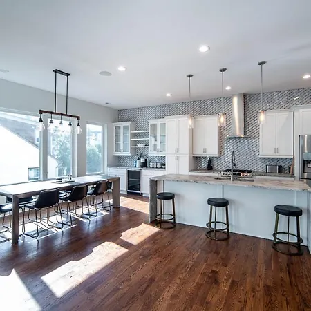 4story Luxury W/rooftop View, Hot Tub & Grill Holiday home Charlotte