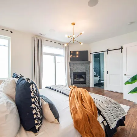 Holiday home 4story Luxury W/rooftop View, Hot Tub & Grill *