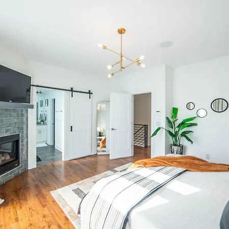 Holiday home 4story Luxury W/rooftop View, Hot Tub & Grill *