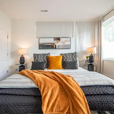 Holiday home 4story Luxury W/rooftop View, Hot Tub & Grill Charlotte
