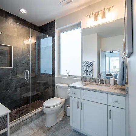 4story Luxury W/rooftop View, Hot Tub & Grill Holiday home *