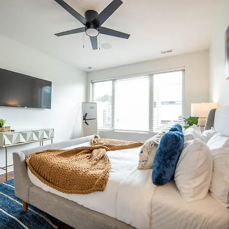 4story Luxury W/rooftop View, Hot Tub & Grill Holiday home Charlotte