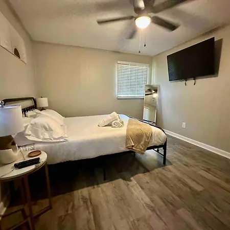 3 Bedroom Close To Uptown! Pets Welcome! *