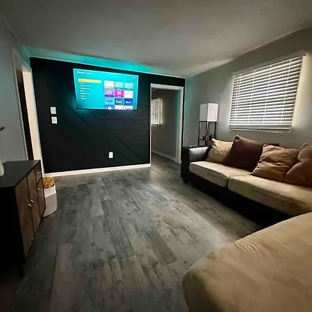 3 Bedroom Close To Uptown! Pets Welcome! Holiday home *
