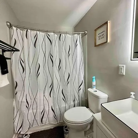 3 Bedroom Close To Uptown! Pets Welcome! Holiday home Charlotte